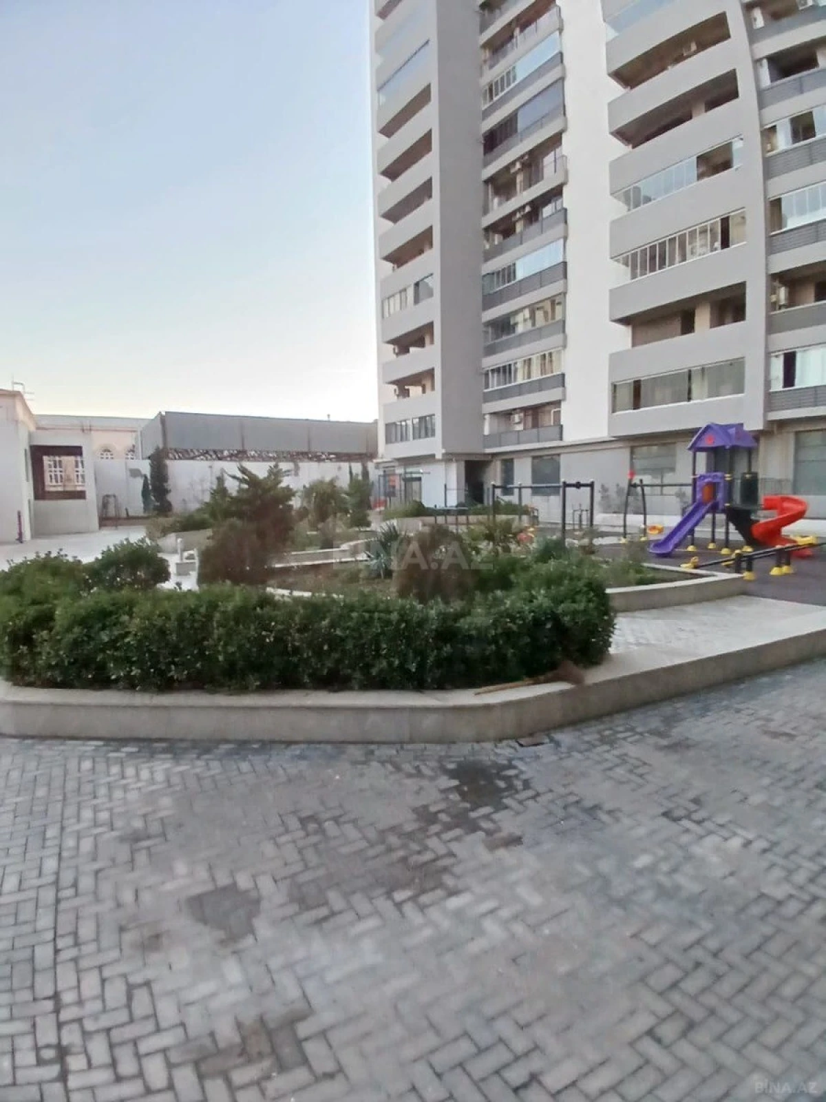 Satılır 4 otaqlı mənzil 250 m²