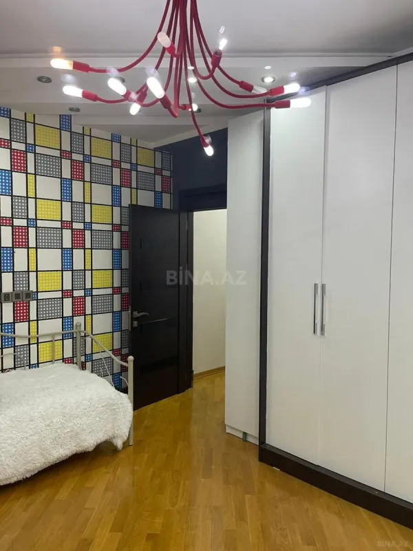 Satılır 4 otaqlı mənzil 131 m²