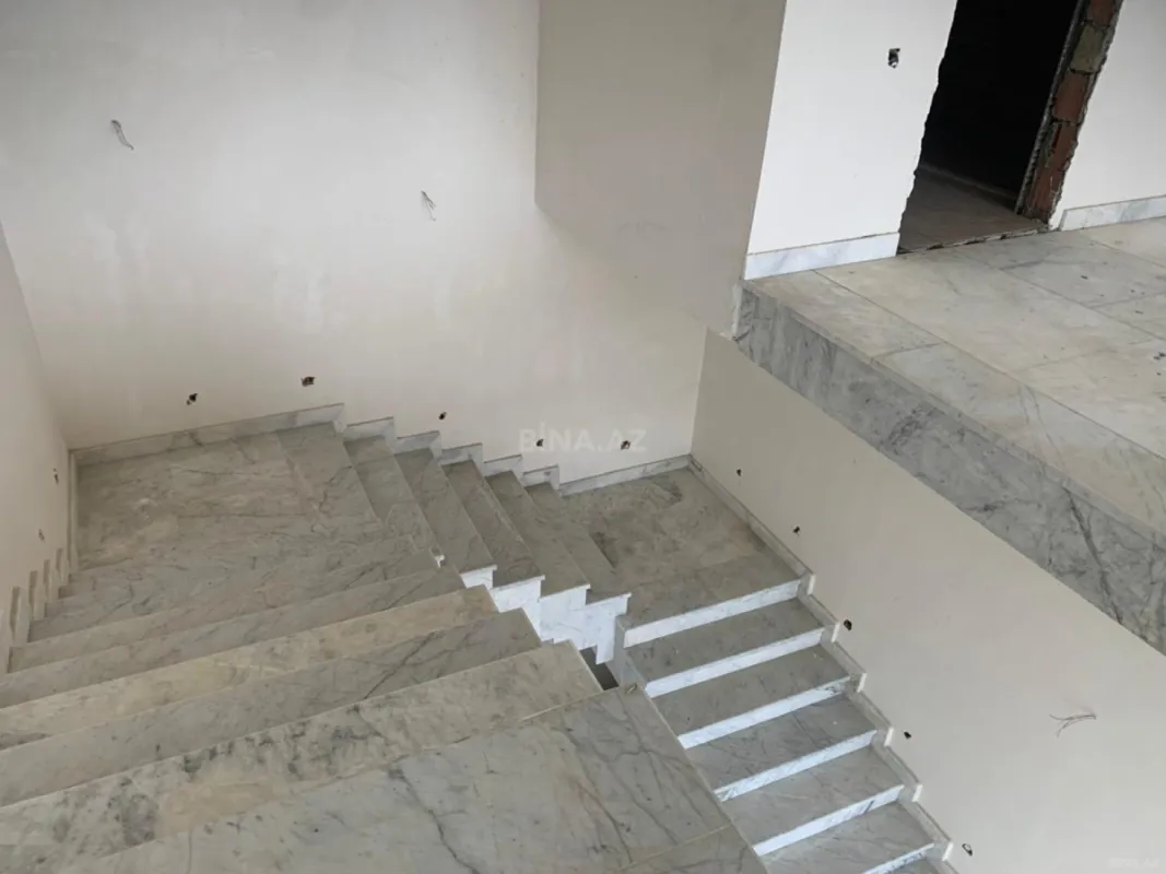 Satılır 8 otaqlı həyət evi 450 m²