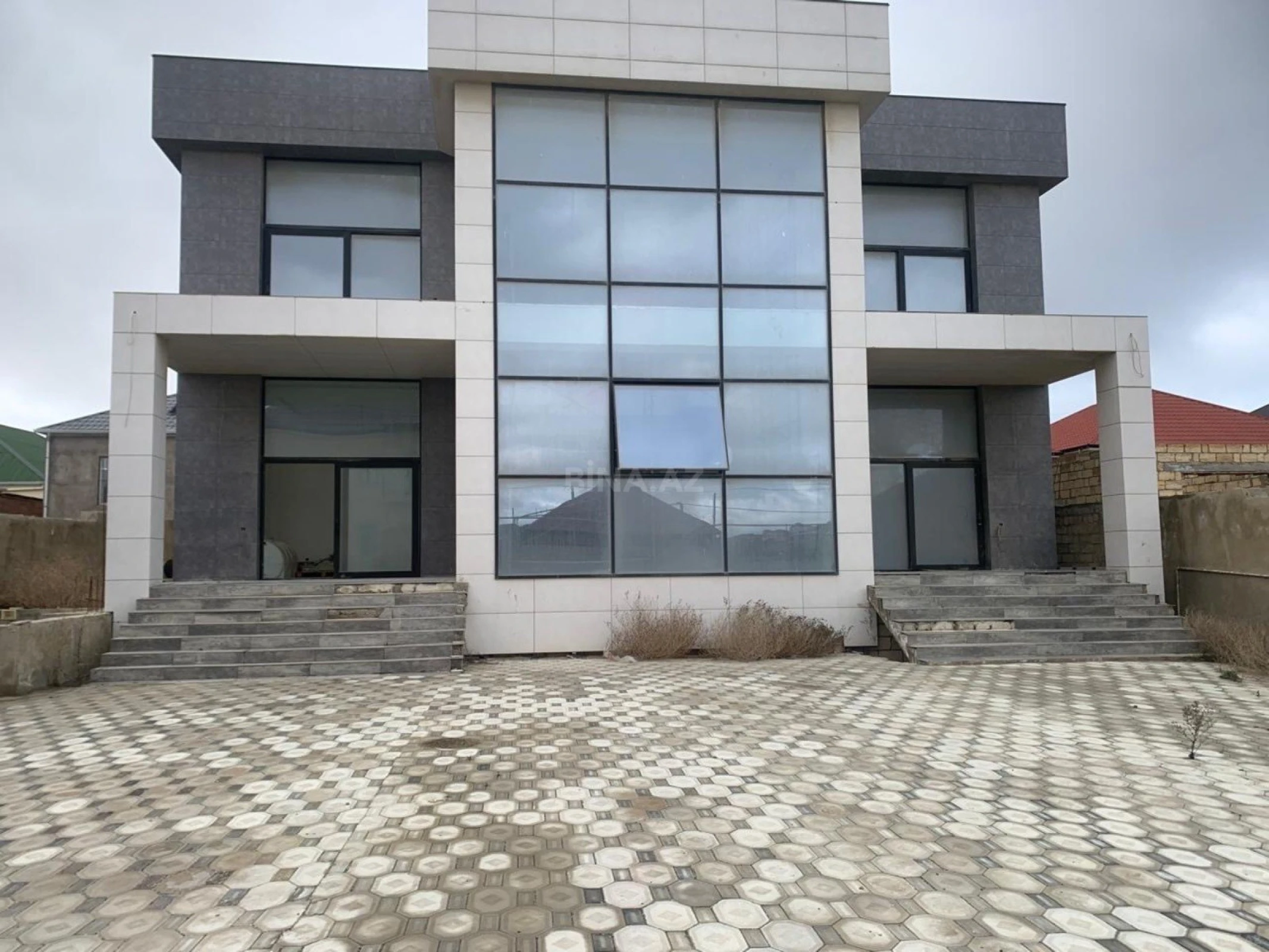 Satılır 8 otaqlı həyət evi 450 m²