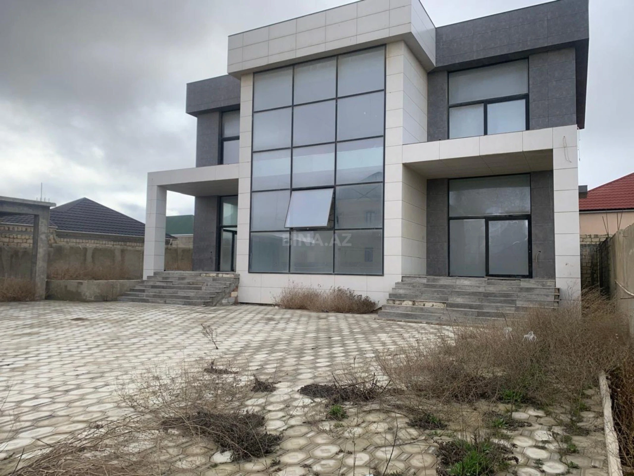Satılır 8 otaqlı həyət evi 450 m²