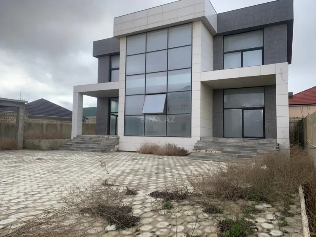 Satılır 8 otaqlı həyət evi 450 m²