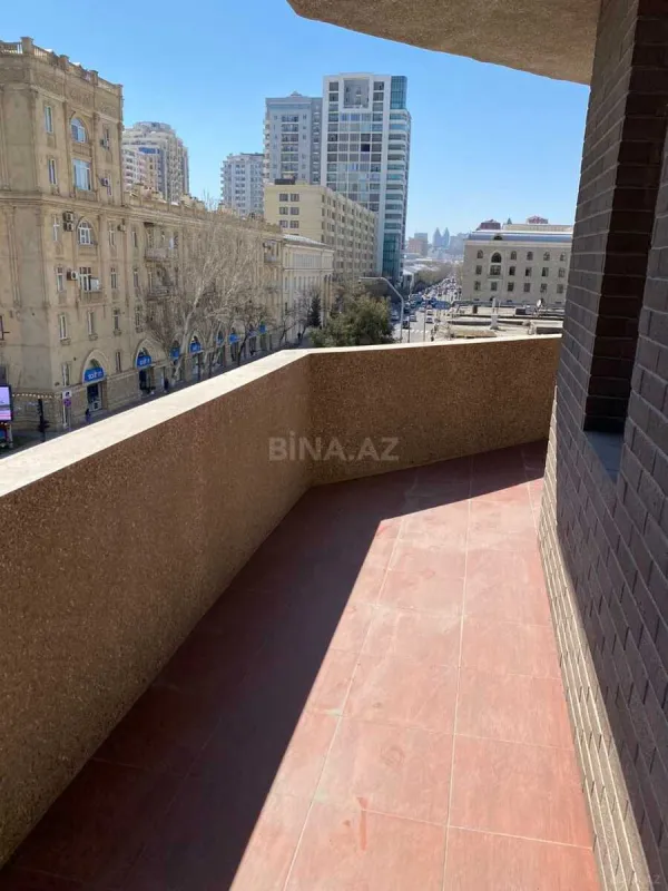 Satılır 3 otaqlı mənzil 133 m²