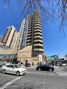 Satılır 3 otaqlı mənzil 133 m²