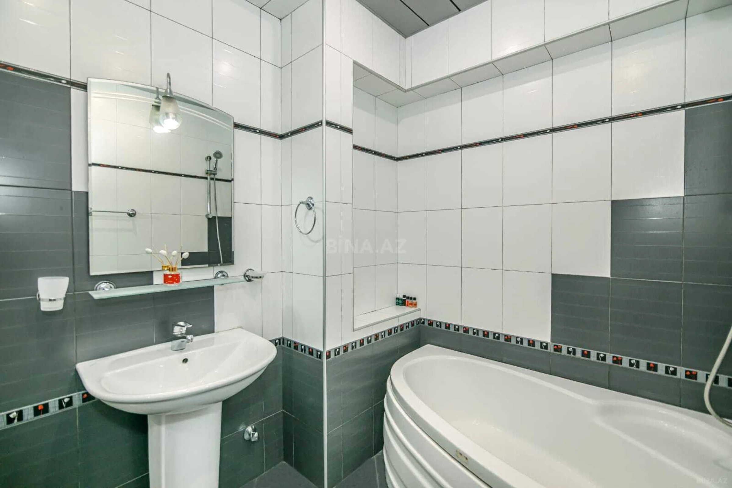 Kirayə verilir 3 otaqlı mənzil 123 m²
