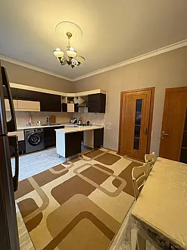 Satılır 5 otaqlı həyət evi 240 m²