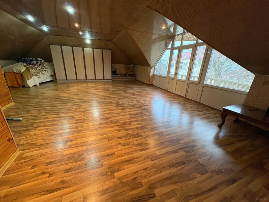 Satılır 5 otaqlı həyət evi 240 m²