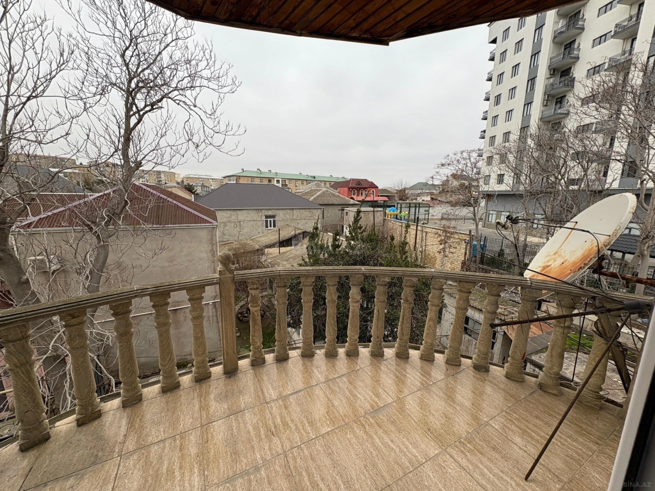Satılır 5 otaqlı həyət evi 240 m²
