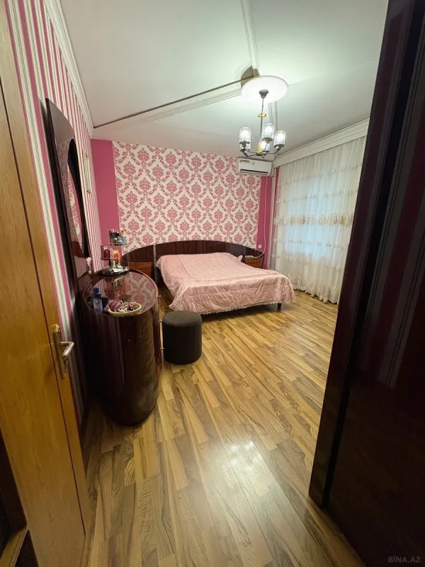 Satılır 5 otaqlı həyət evi 240 m²
