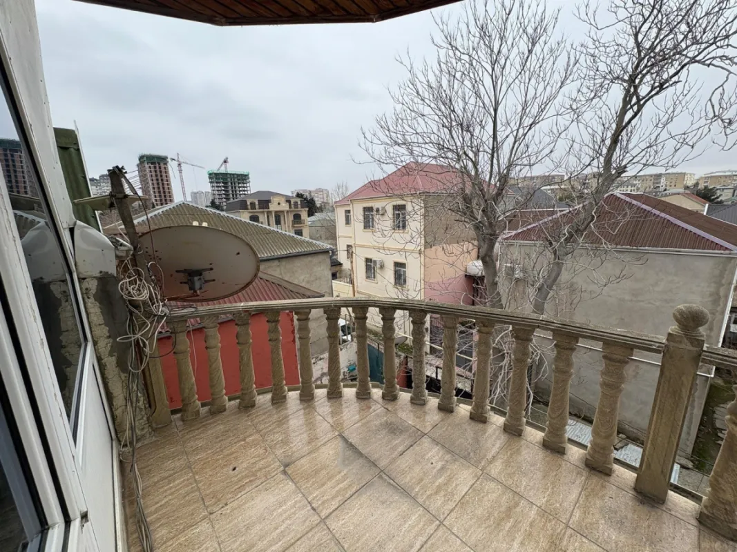 Satılır 5 otaqlı həyət evi 240 m²