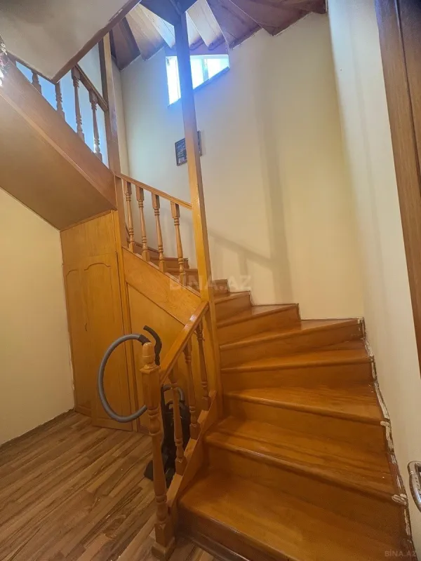 Satılır 5 otaqlı həyət evi 240 m²