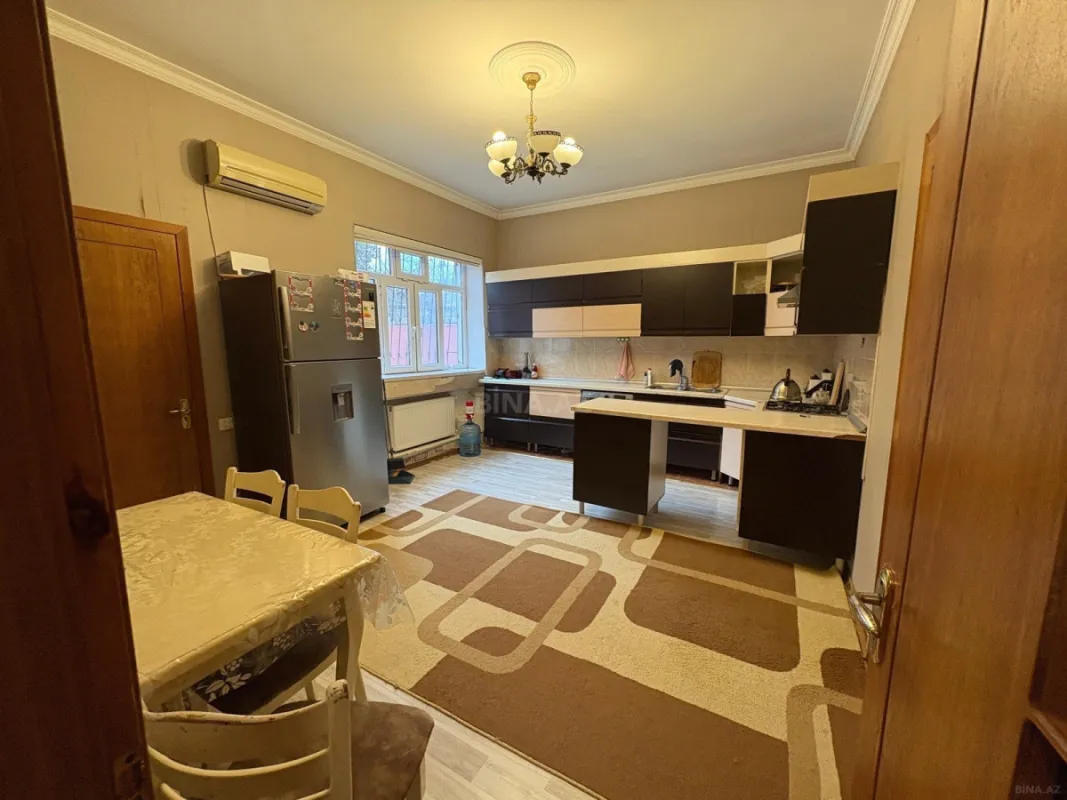 Satılır 5 otaqlı həyət evi 240 m²