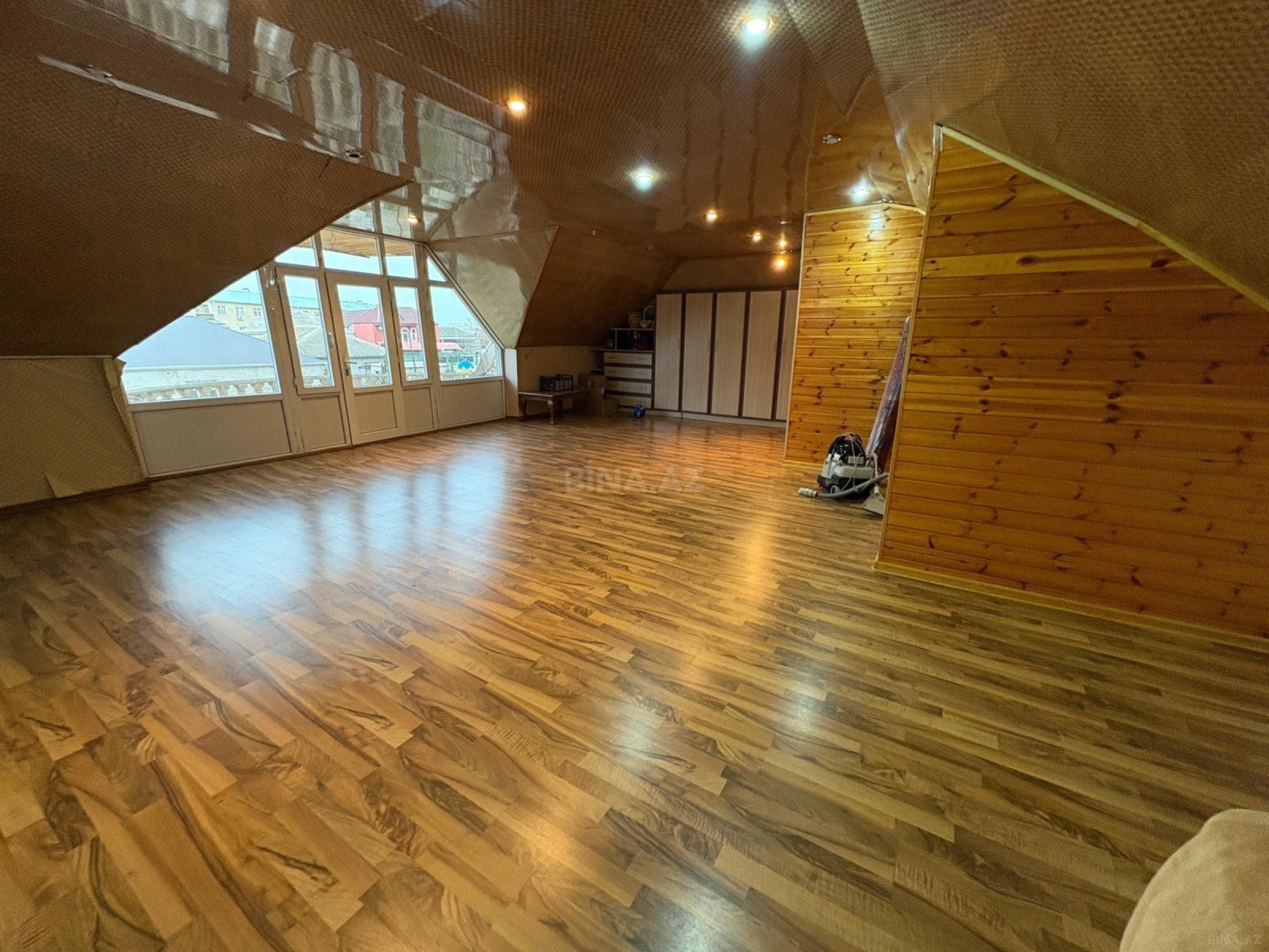 Satılır 5 otaqlı həyət evi 240 m²