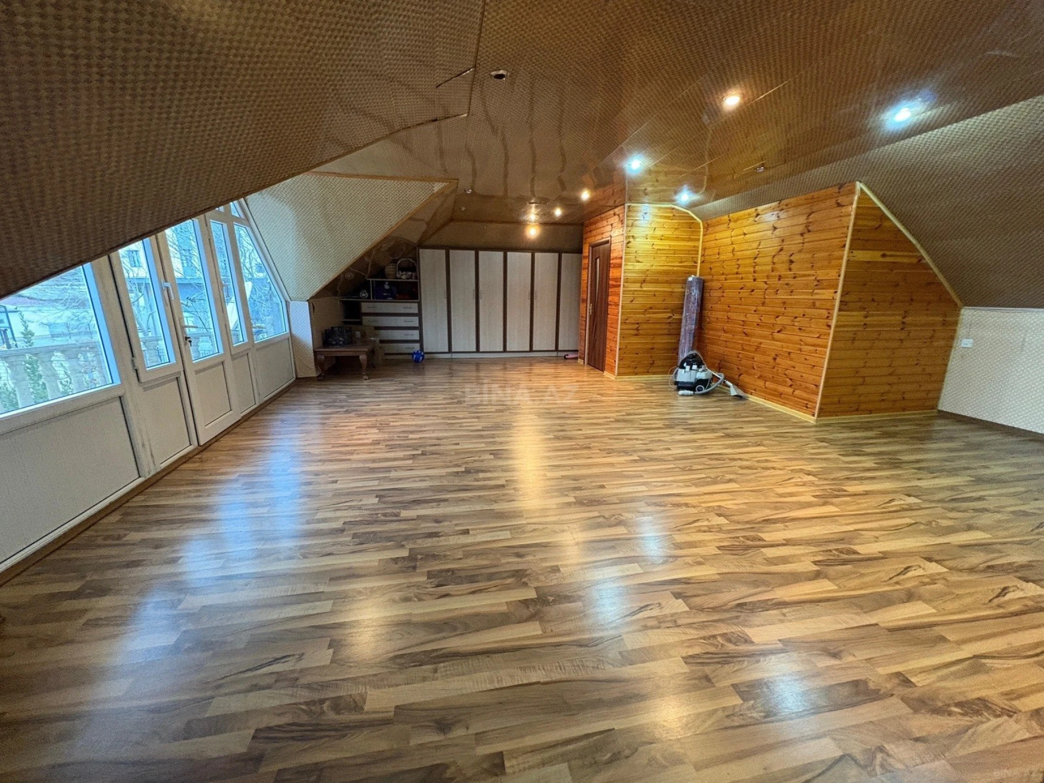 Satılır 5 otaqlı həyət evi 240 m²