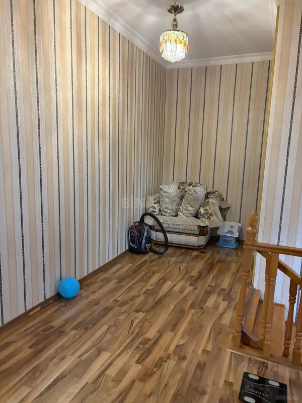 Satılır 5 otaqlı həyət evi 240 m²