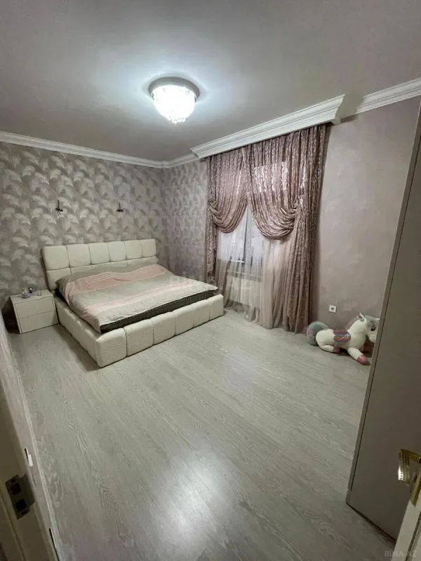 Satılır 4 otaqlı həyət evi 240 m²