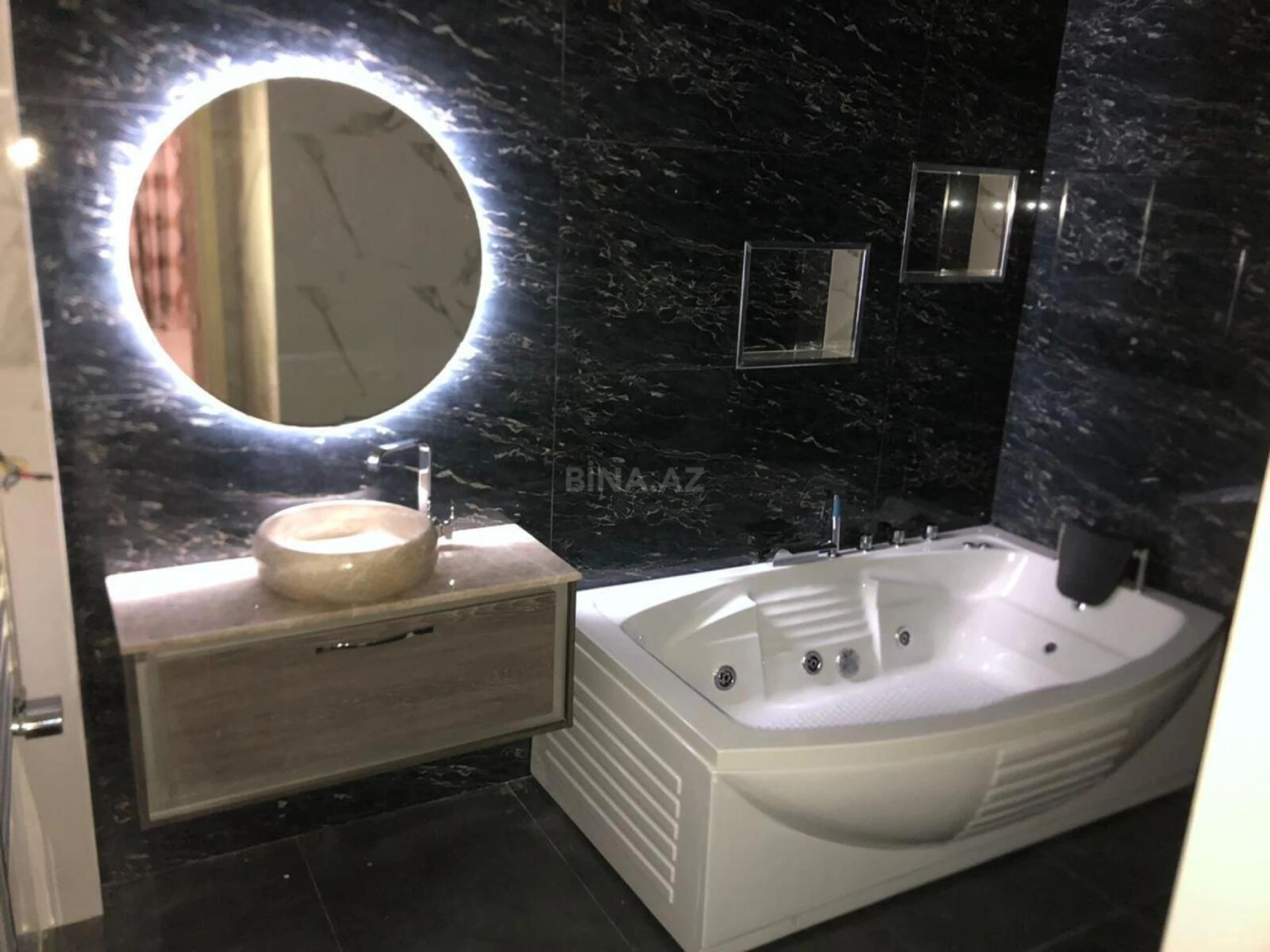 Satılır 4 otaqlı həyət evi 240 m²