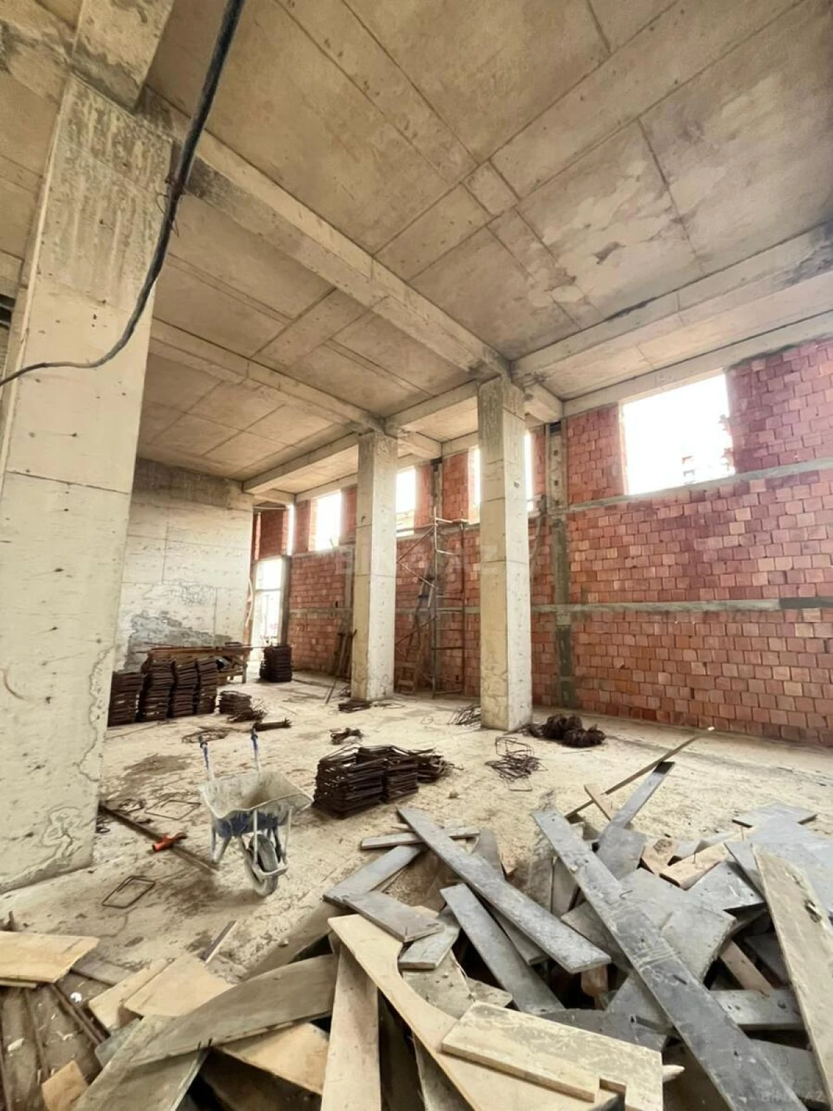 Satılır obyekt 700 m²