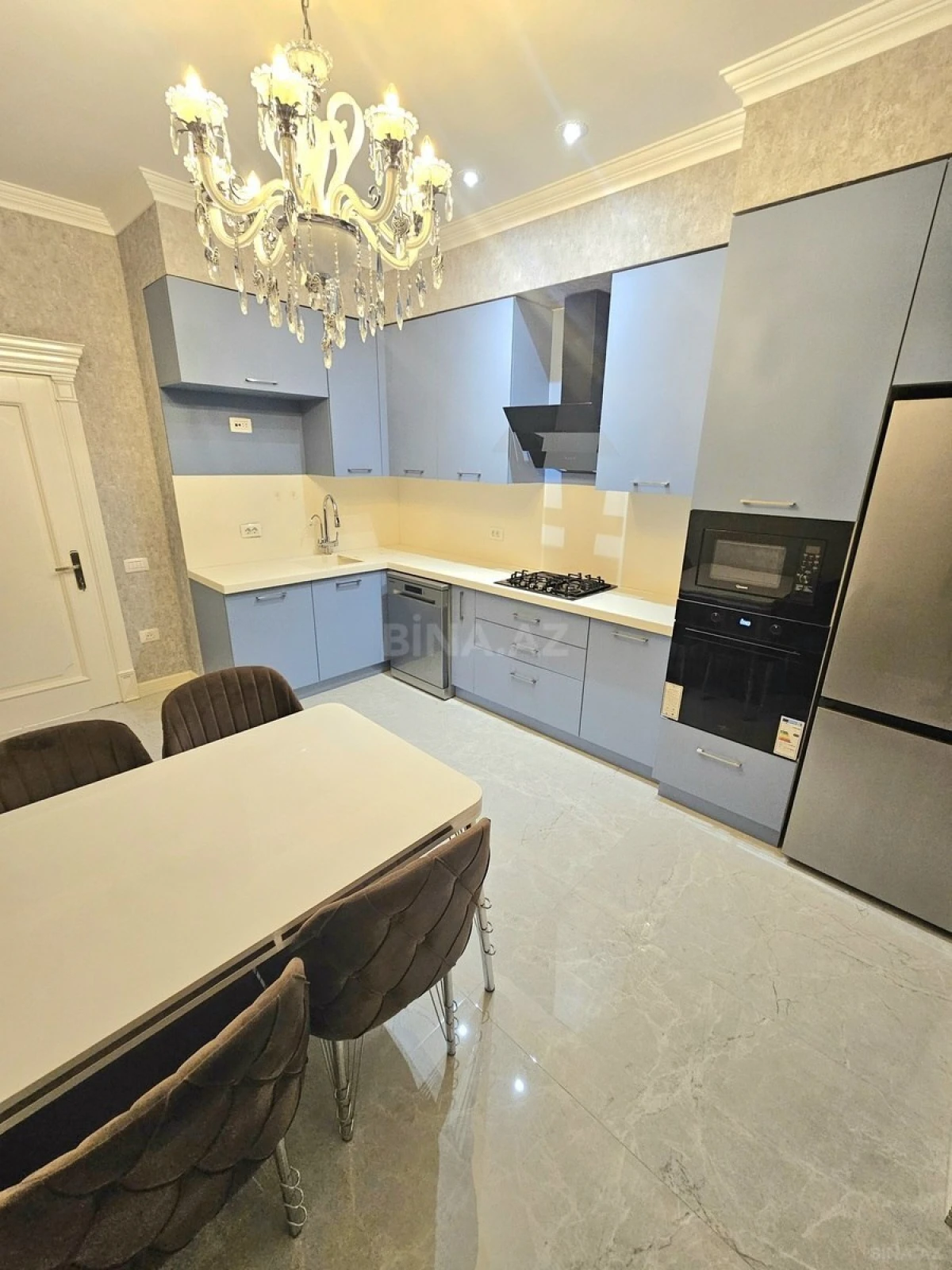 Kirayə verilir 2 otaqlı mənzil 105 m²