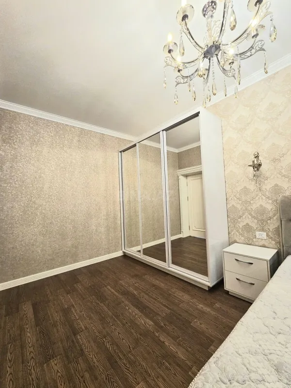 Kirayə verilir 2 otaqlı mənzil 105 m²