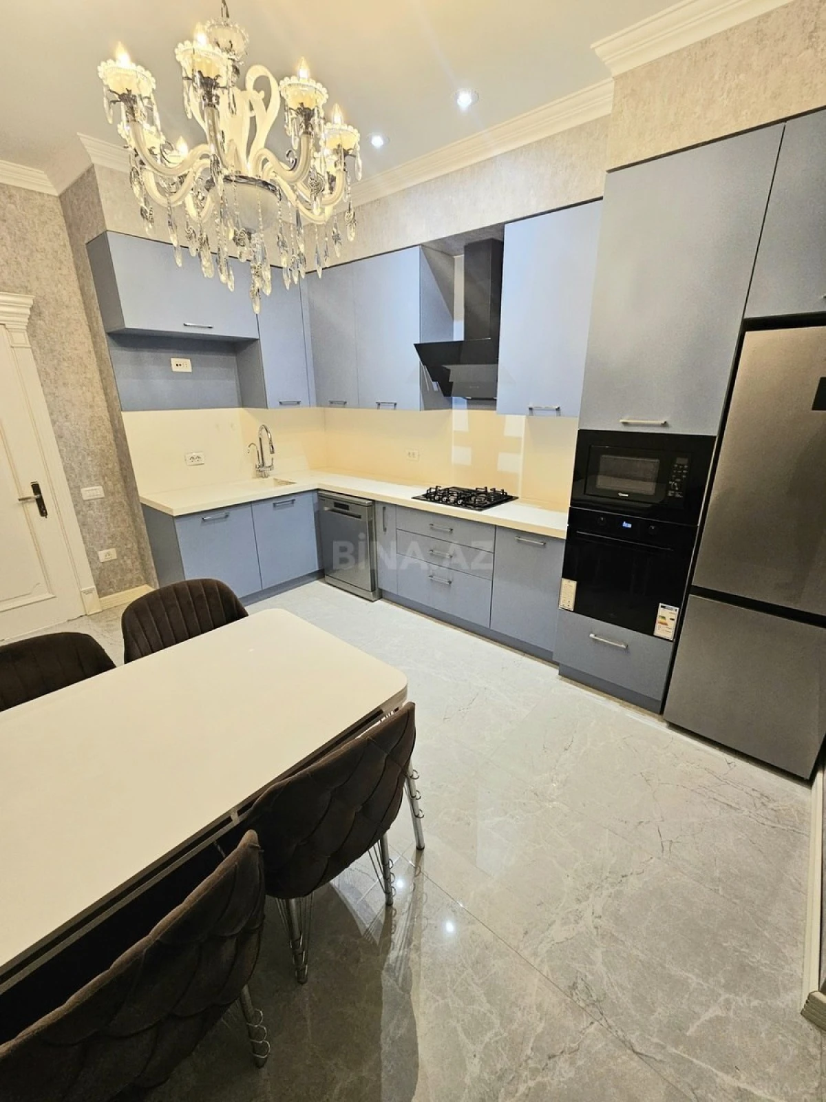 Kirayə verilir 2 otaqlı mənzil 105 m²