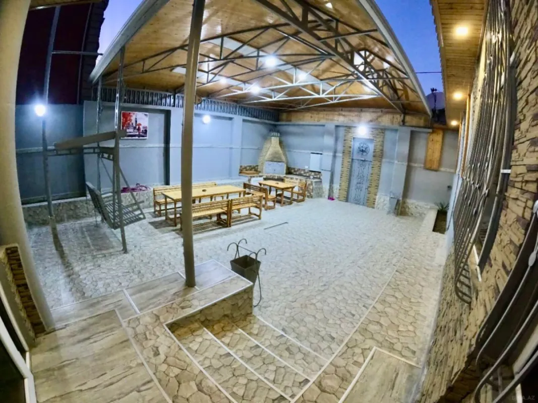 Satılır 8 otaqlı həyət evi 300 m²