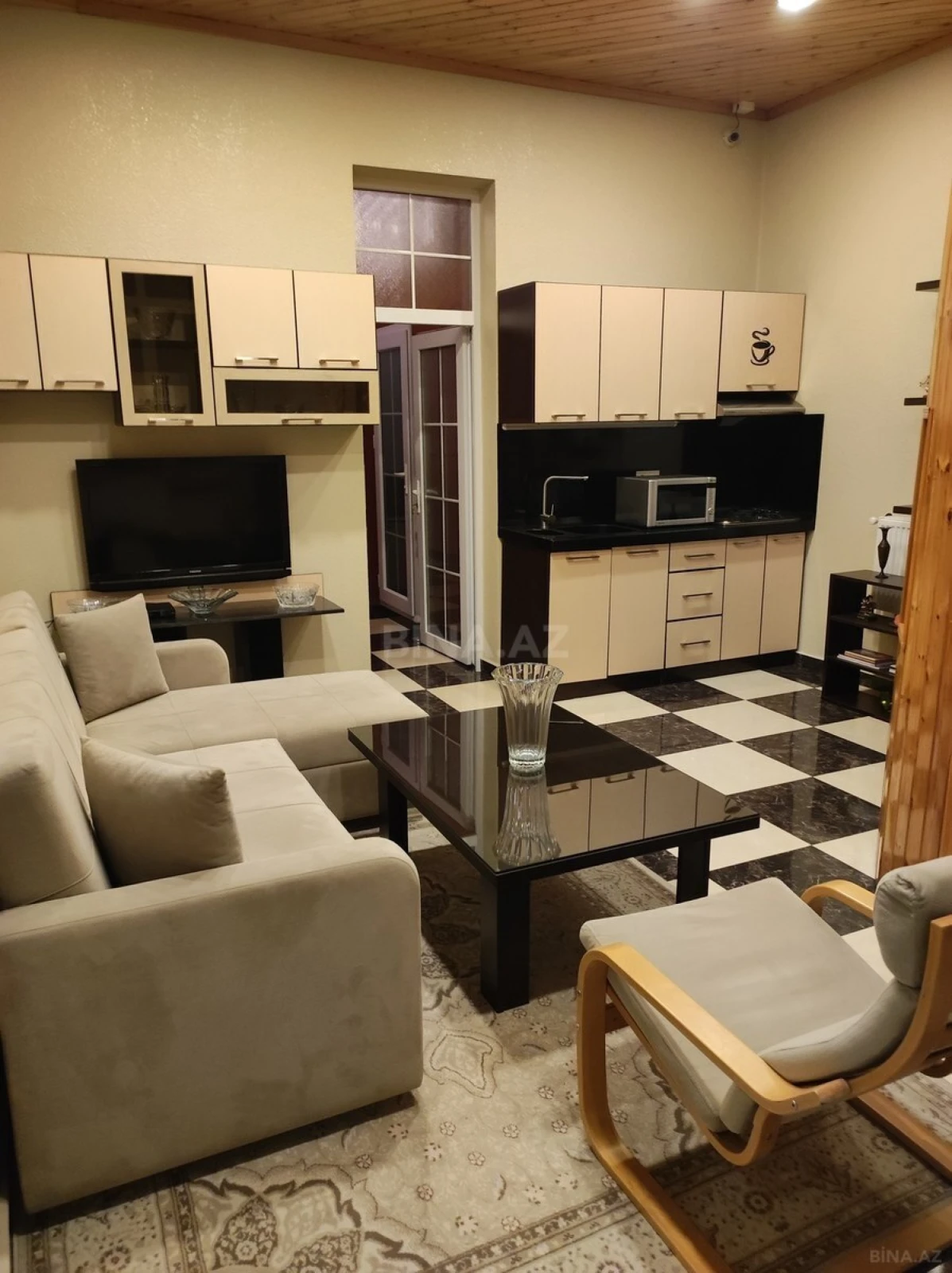 Satılır 8 otaqlı həyət evi 300 m²