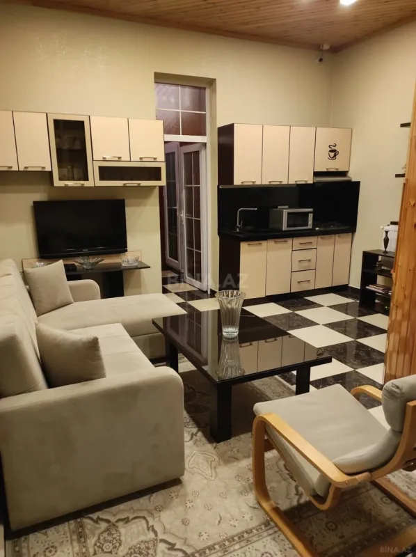 Satılır 8 otaqlı həyət evi 300 m²