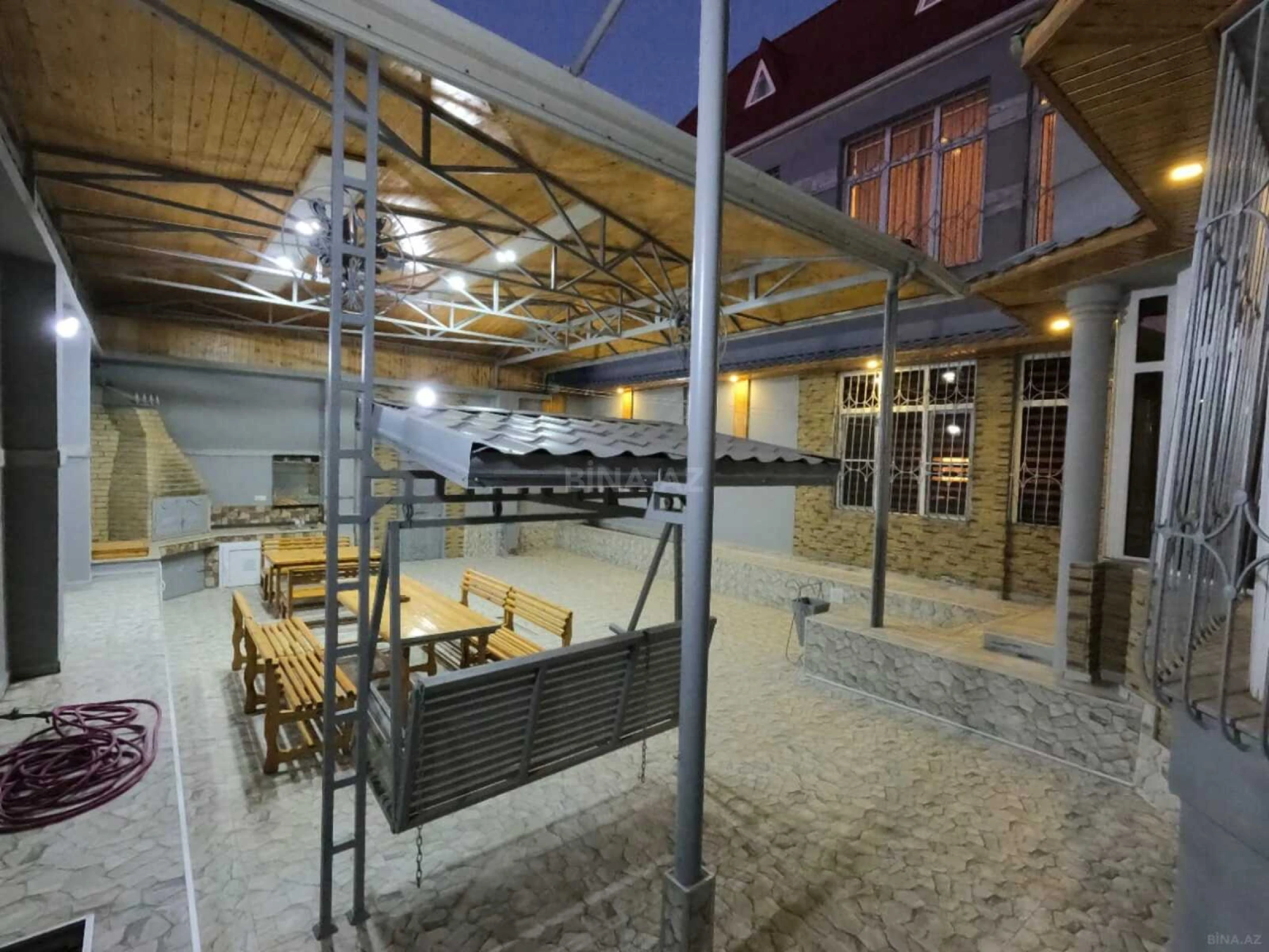 Satılır 8 otaqlı həyət evi 300 m²