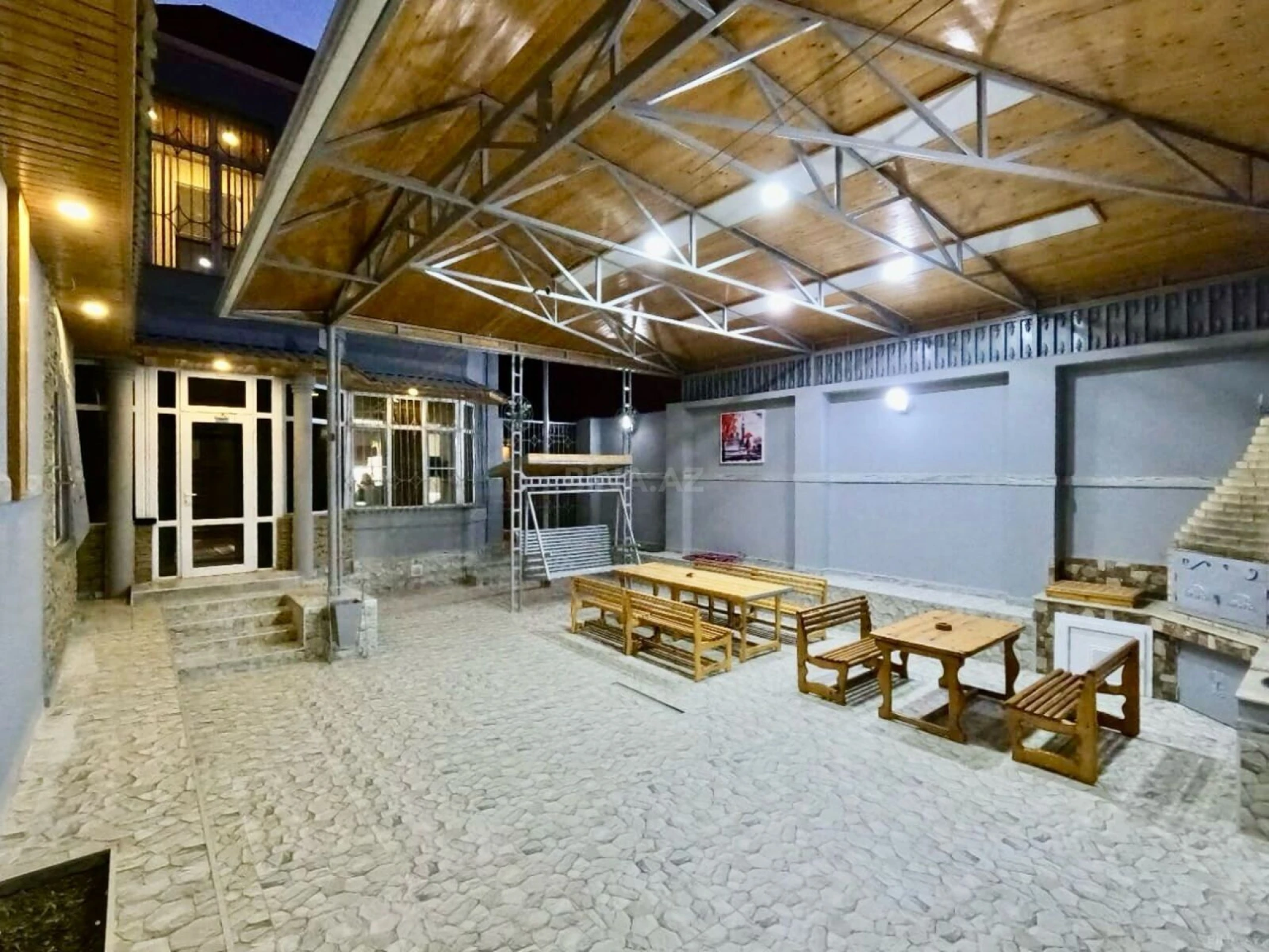 Satılır 8 otaqlı həyət evi 300 m²