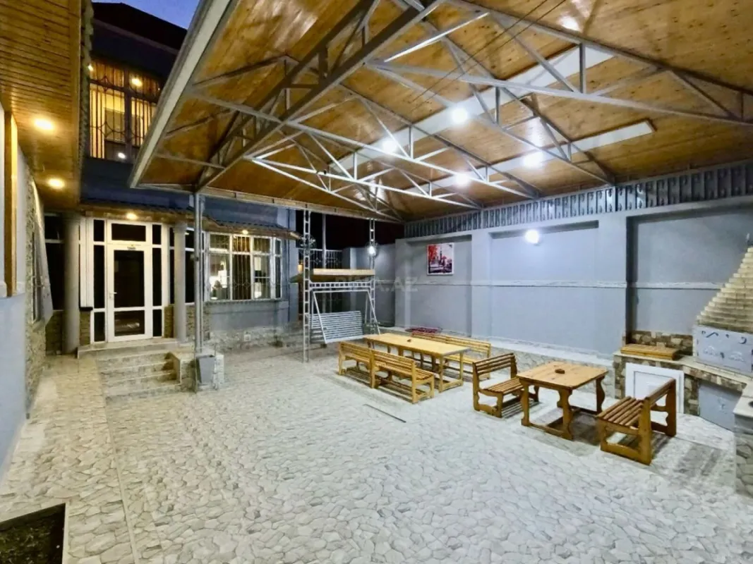 Satılır 8 otaqlı həyət evi 300 m²