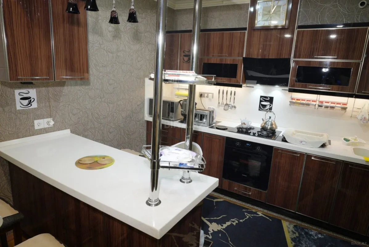 Satılır 8 otaqlı həyət evi 300 m²