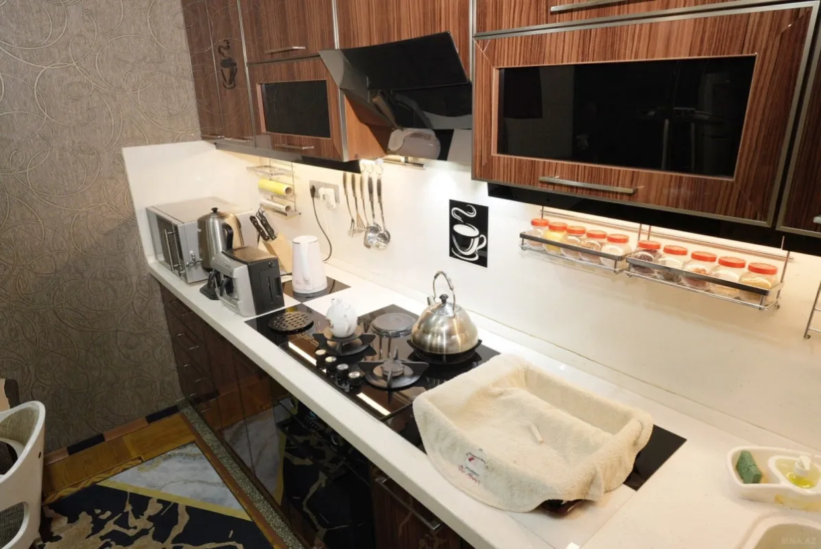 Satılır 8 otaqlı həyət evi 300 m²