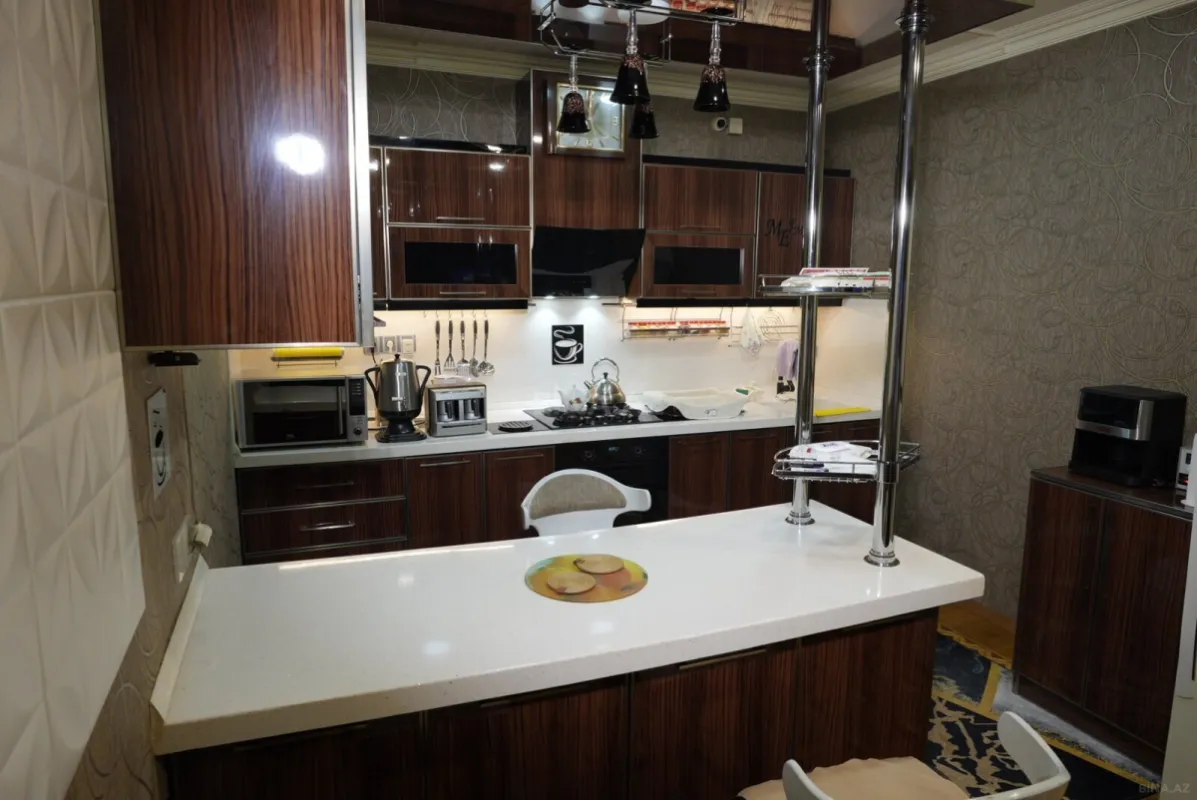 Satılır 8 otaqlı həyət evi 300 m²