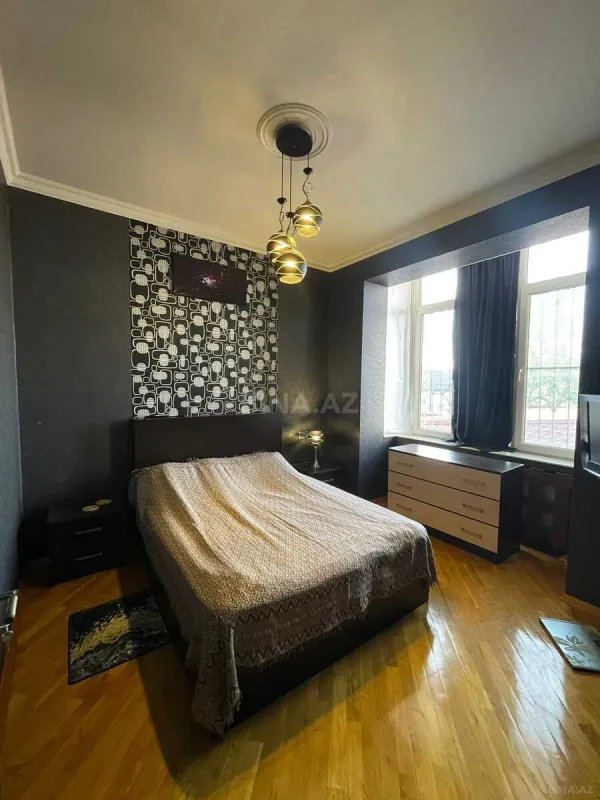 Satılır 8 otaqlı həyət evi 300 m²