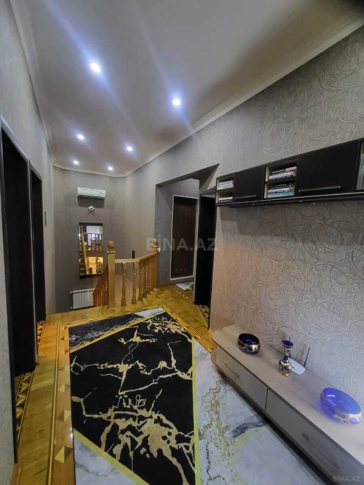Satılır 8 otaqlı həyət evi 300 m²