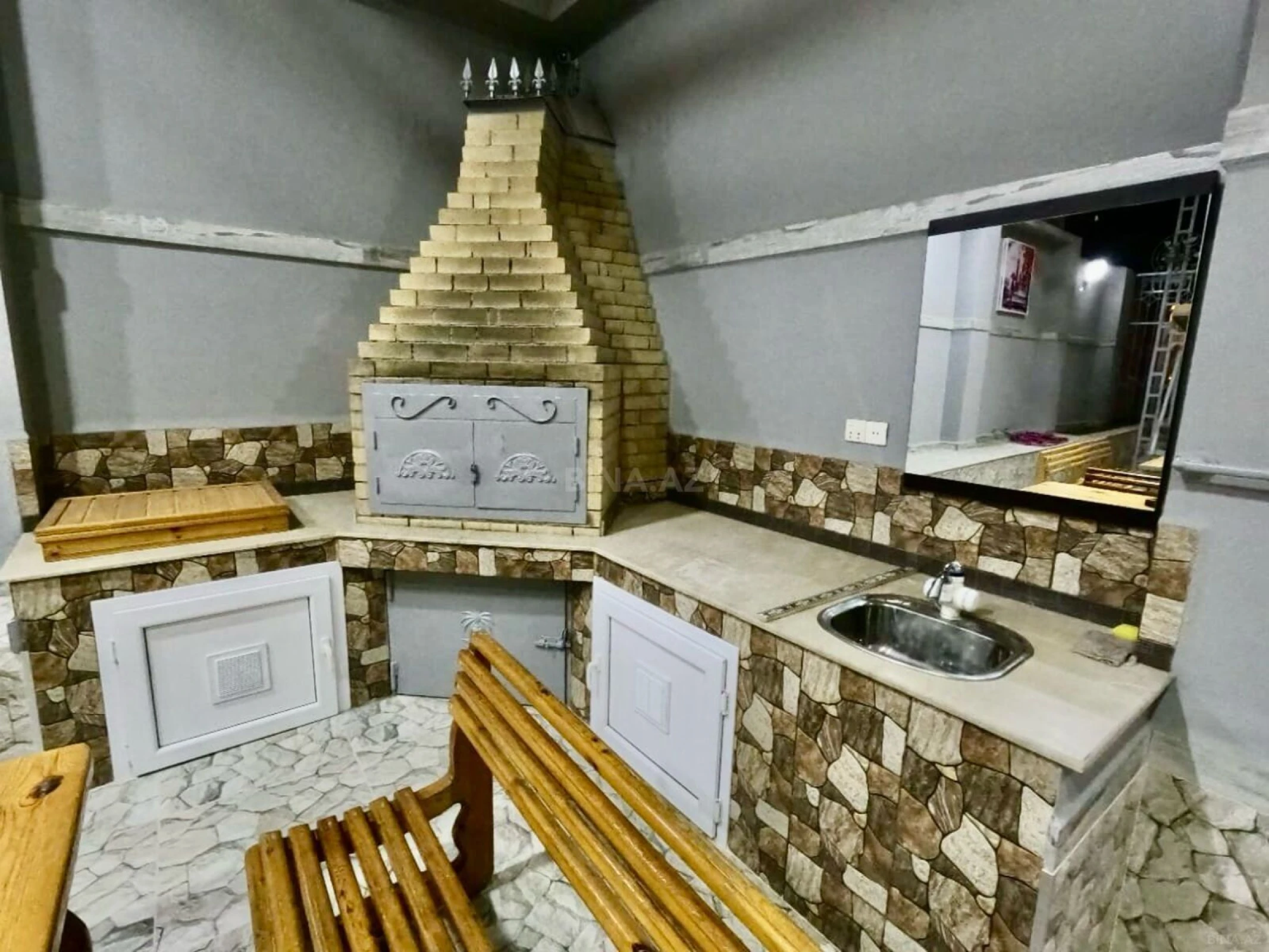 Satılır 8 otaqlı həyət evi 300 m²