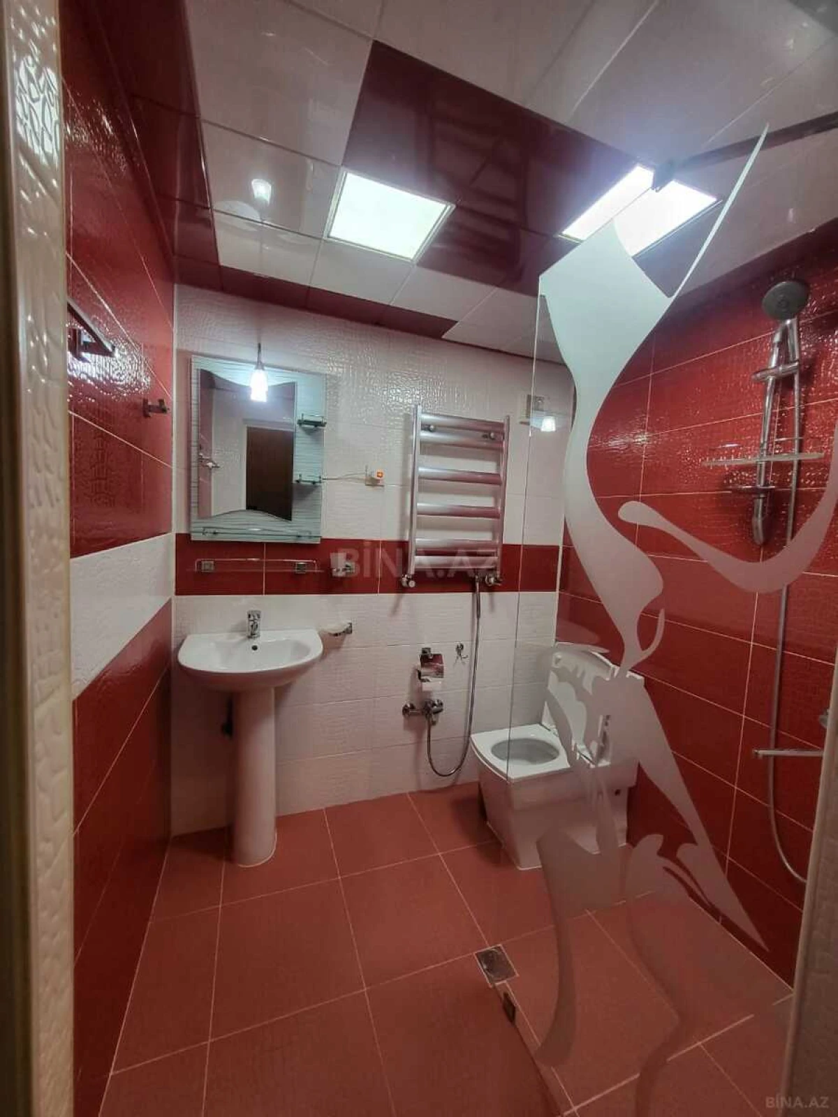 Satılır 8 otaqlı həyət evi 300 m²