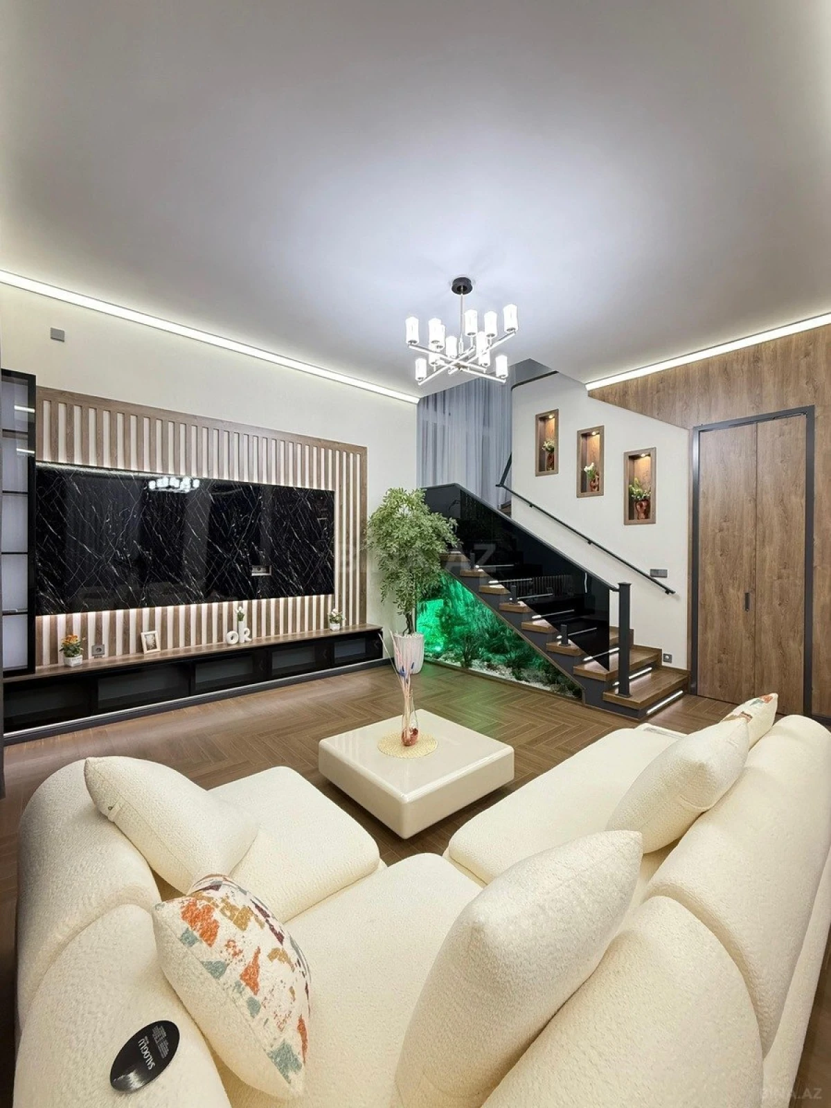 Satılır 5 otaqlı həyət evi 240 m²