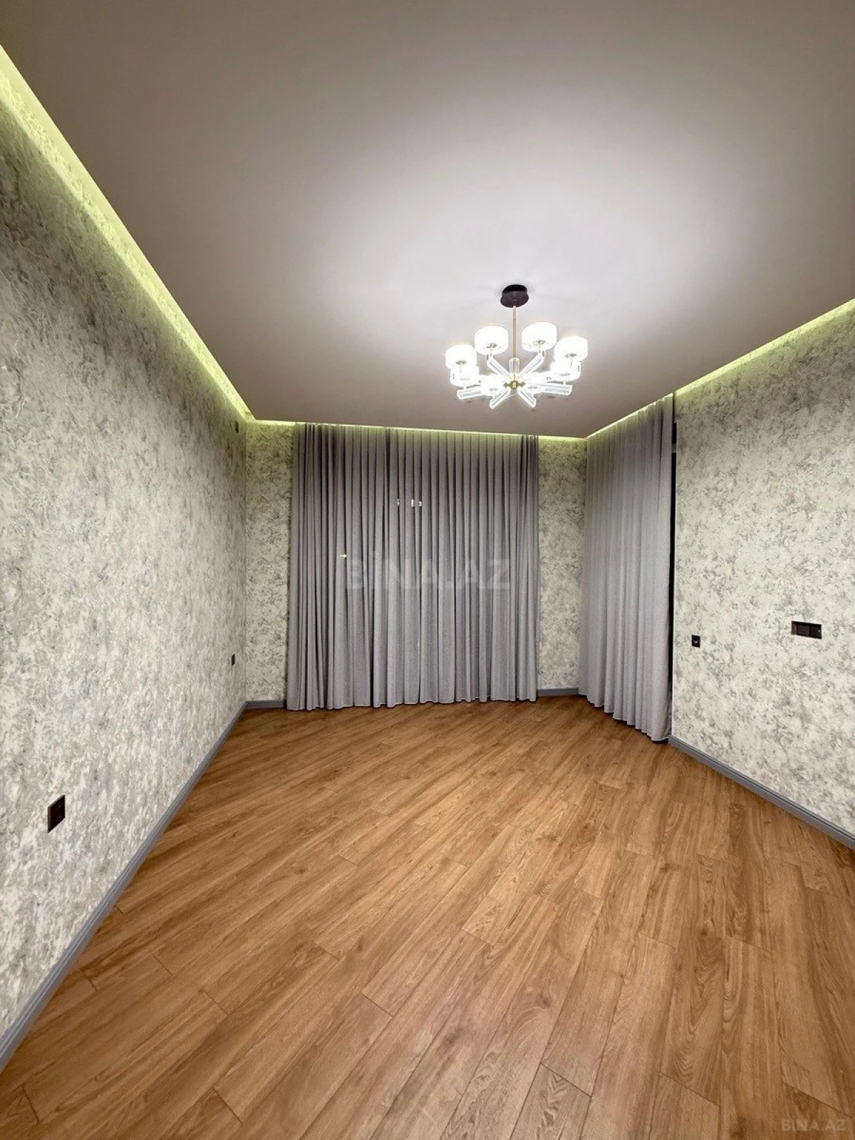 Satılır 5 otaqlı həyət evi 240 m²