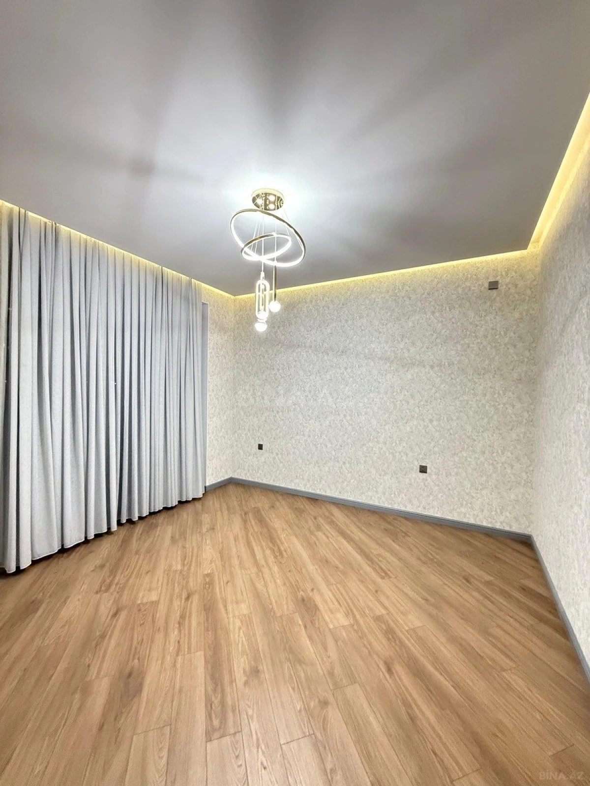 Satılır 5 otaqlı həyət evi 240 m²