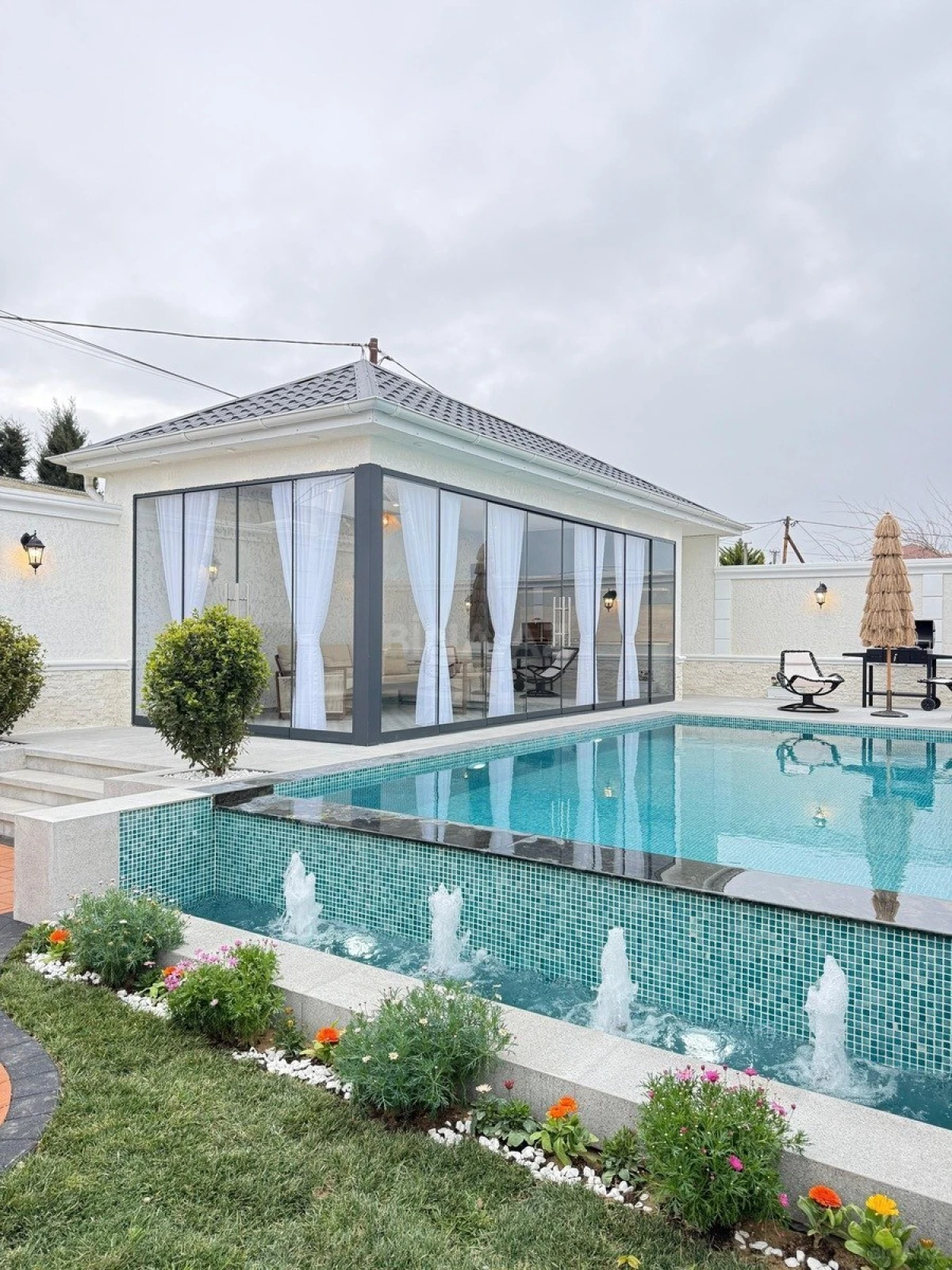 Satılır 5 otaqlı həyət evi 210 m²