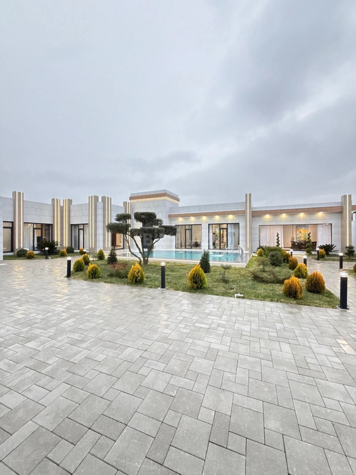 Satılır 5 otaqlı həyət evi 260 m²