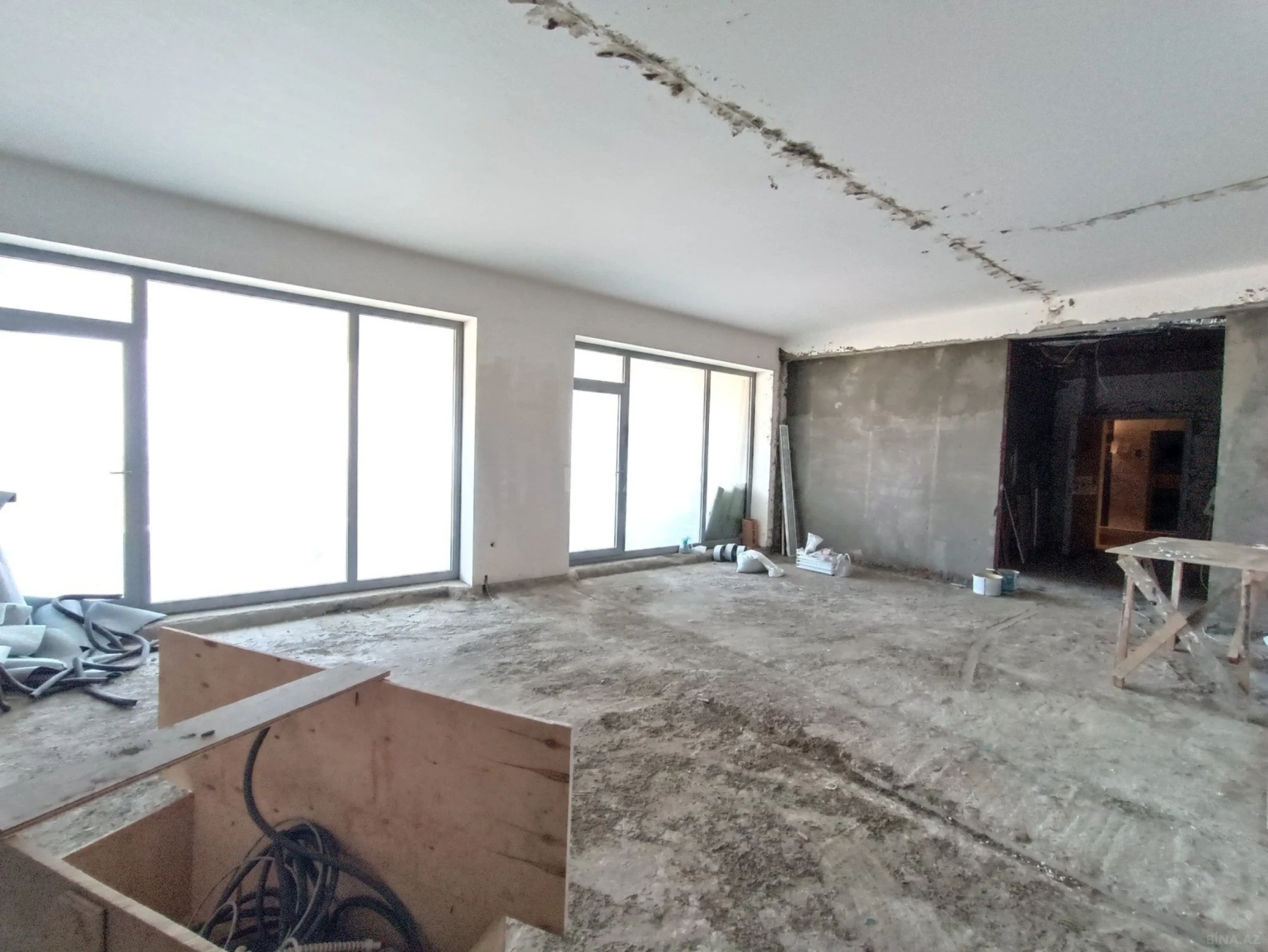 Satılır 4 otaqlı mənzil 320 m²