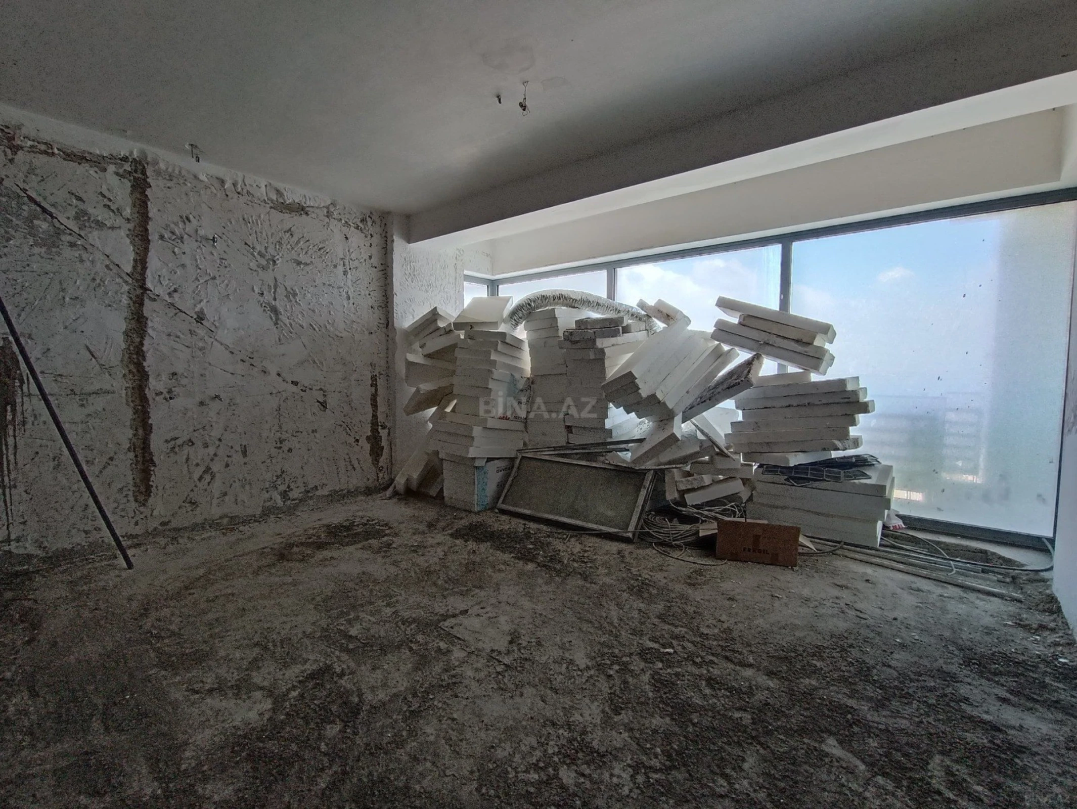 Satılır 4 otaqlı mənzil 320 m²