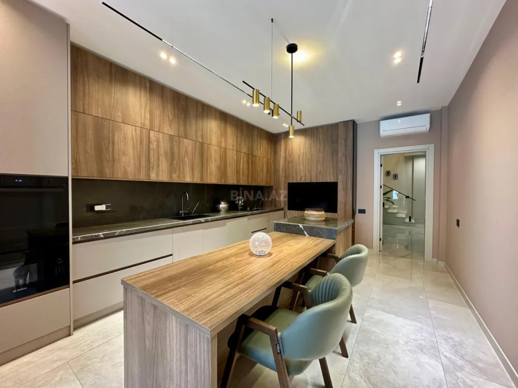 Satılır 5 otaqlı həyət evi 300 m²