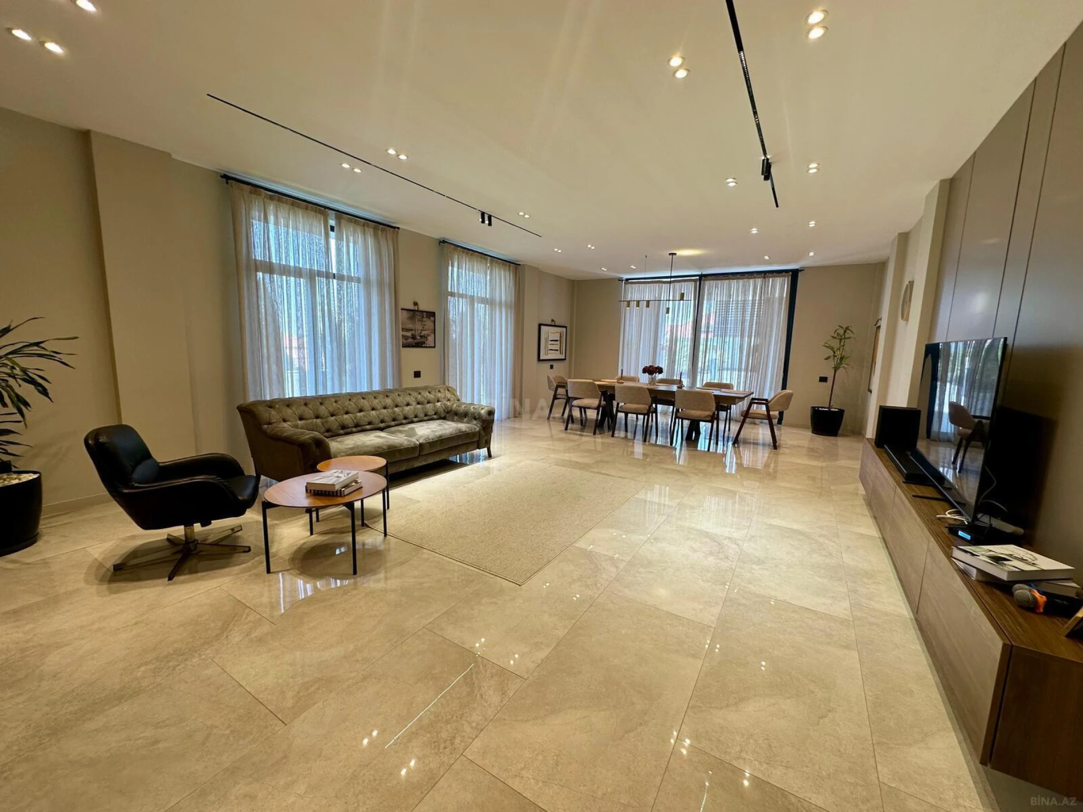 Satılır 5 otaqlı həyət evi 300 m²