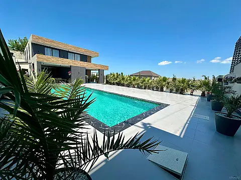 Satılır 5 otaqlı həyət evi 300 m²