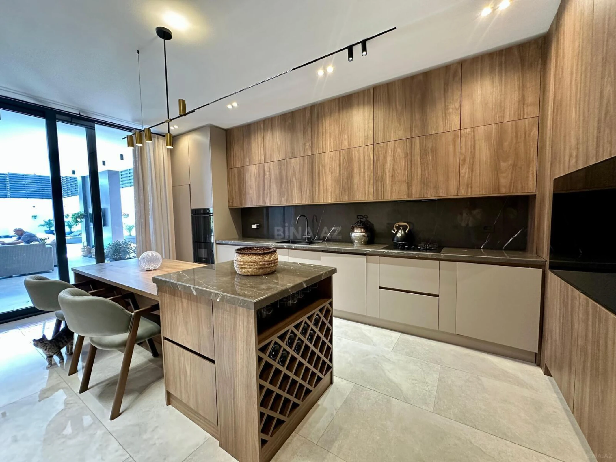 Satılır 5 otaqlı həyət evi 300 m²