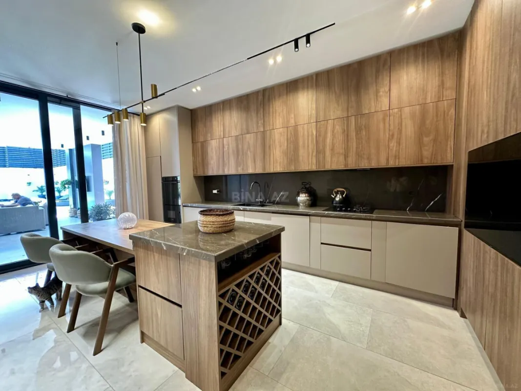 Satılır 5 otaqlı həyət evi 300 m²